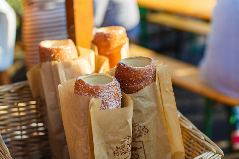 kurtoskalach, dolce tipico dello street food a budapest kurtoskalach, dolce tipico dello street food a budapest