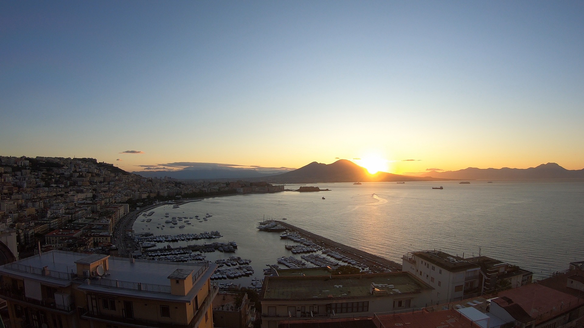 Napoli all'alba