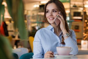 Ragazza al telefono Travelmundi