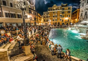 Fontana di Trevi affollata Travelmundi