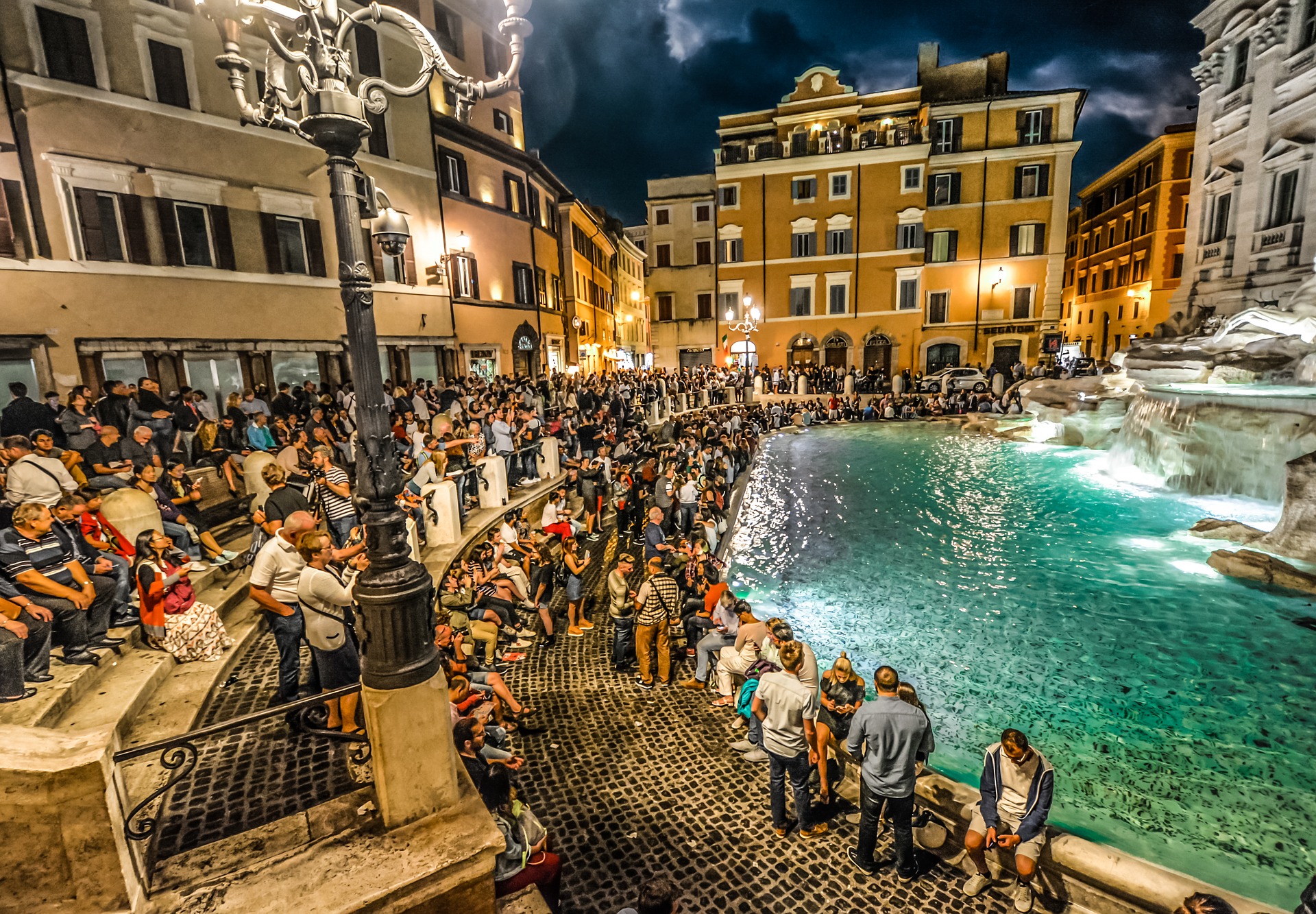 Fontana di Trevi affollata