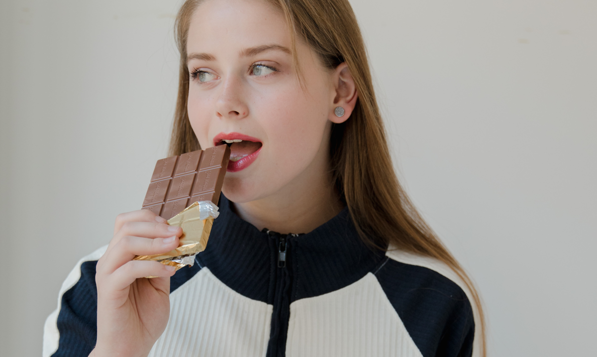 Ragazza mangia cioccolato Travelmundi